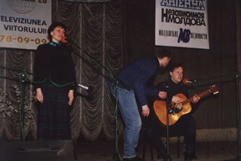 Оксана и Сергей Бильченко - Одно из первых выступлений на зимнем фестивале авторской песни 
                2002 год 